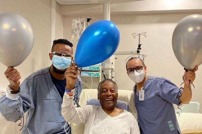 Após um mês de internação, Pelé recebe alta hospitalar em São Paulo